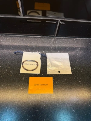 Lv armband  - Sprillans nytt armband! Riktig go investering! Finns endast i storlek 17✔️Allt på bilden medföljs vid köp✔️Vid minsta fundering kontakta oss✔️