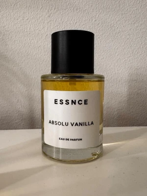 Essnce Absolu vanilla Parfym - Använd fåtal gånger. Luktar gott och håller doften väldigt bra på både kläder och hud, men säljes då jag blindköpte och inte trivs med doften.                                                            Parfymen är inspirerad av kayali vanilla 28 Toppnoter är vaniljorkidé och jasmin      Hjärtnoter är vanilj och tonkaböna             Basnoter är amber wood, mysk, brunt socker och patchouli