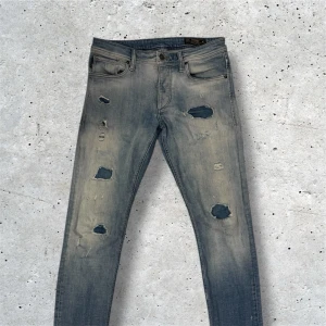 Jack & Jones jeans Slim/Glenn - Säljer dessa jeansen med slitningar från Jack & Jones | W31 L34 | modell: Slim/Glenn | skick: 8/10 | Skriv vid minsta lilla fråga, pris kan diskuteras vid snabb affär 🤝