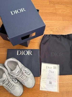 B30 - Ett par b30 som aldrig är använda. Vid köp får du med låda, påse, dustbag och kvitto (syns på bild 1) de är i storlek 44 