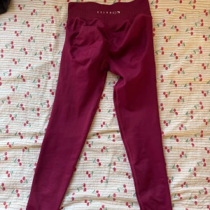 Aura seamless scrunch tights - cherry relode - Säljer dessa snygga tights från Relode, i färgen cherry som är ifrån kollektionen Aura🍒Nytt skick utan prislapp, säljer på Grundy av fel storlek!!⭐️Nypris 699kr