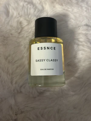 Sassy Classy Eau de Parfum - ESSNCE Sassy Classy Eau de Parfum har en stilren look och passar perfekt för dig som vill sticka ut med attityd. En modern parfym som ger din vardag en extra edge. Endast testad max 5 sprut