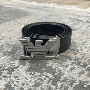 Läderbälte med automatiskt spänne – justerbar längd  - 📏 Storlekar: 130 cm & 135 cm Kan enkelt klippas i änden för perfekt passform.  🧵 Design: • Texturerat läder för en klassisk look • Slät läderfinish för en stilren, minimalistisk känsla (Bilder kan skickas vid intresse)  🔒 Automatiskt spänne: Smidigt klicksystem på insidan som sitter stadigt och enkelt justeras. Ger ett elegant och minimalistiskt uttryck.  🎨 Välj din logga: Flera loggor finns – välj din favorit. kolla min profil för alla alternativ 😊  📦 Snabb leverans 💬 Frågor? Hör av dig!