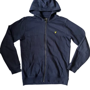 Lyle & Scott  - Tjena säljer min Lyle & Scott tröja då den inte används längre. Skick 8/10 knappast använd. Kom privat för mer info💯💪🏽