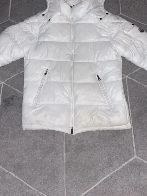 Vit Maya - En vit moncler maya puffer är ganska bra för vintern har knappt använt och den är i jättebra skick så skriv jättegärna om ni behöver mer  info/bilder eller om ni vill diskutera priset!