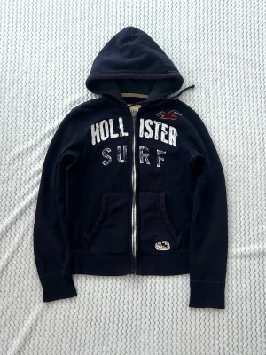 Hollister zip hoodie  - En zip från Hollister i storlek M (HERR). Mått finns på bilder. Jag fraktar inom 24h. Se liknande plagg i min profil!