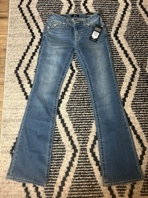 True Religion Bootcut Jeans  - Säljer ett par blå True Religion Becca jeans med bootcut. Helt oanvända, köpte de idag 💞storlek w25🌸😊😊 