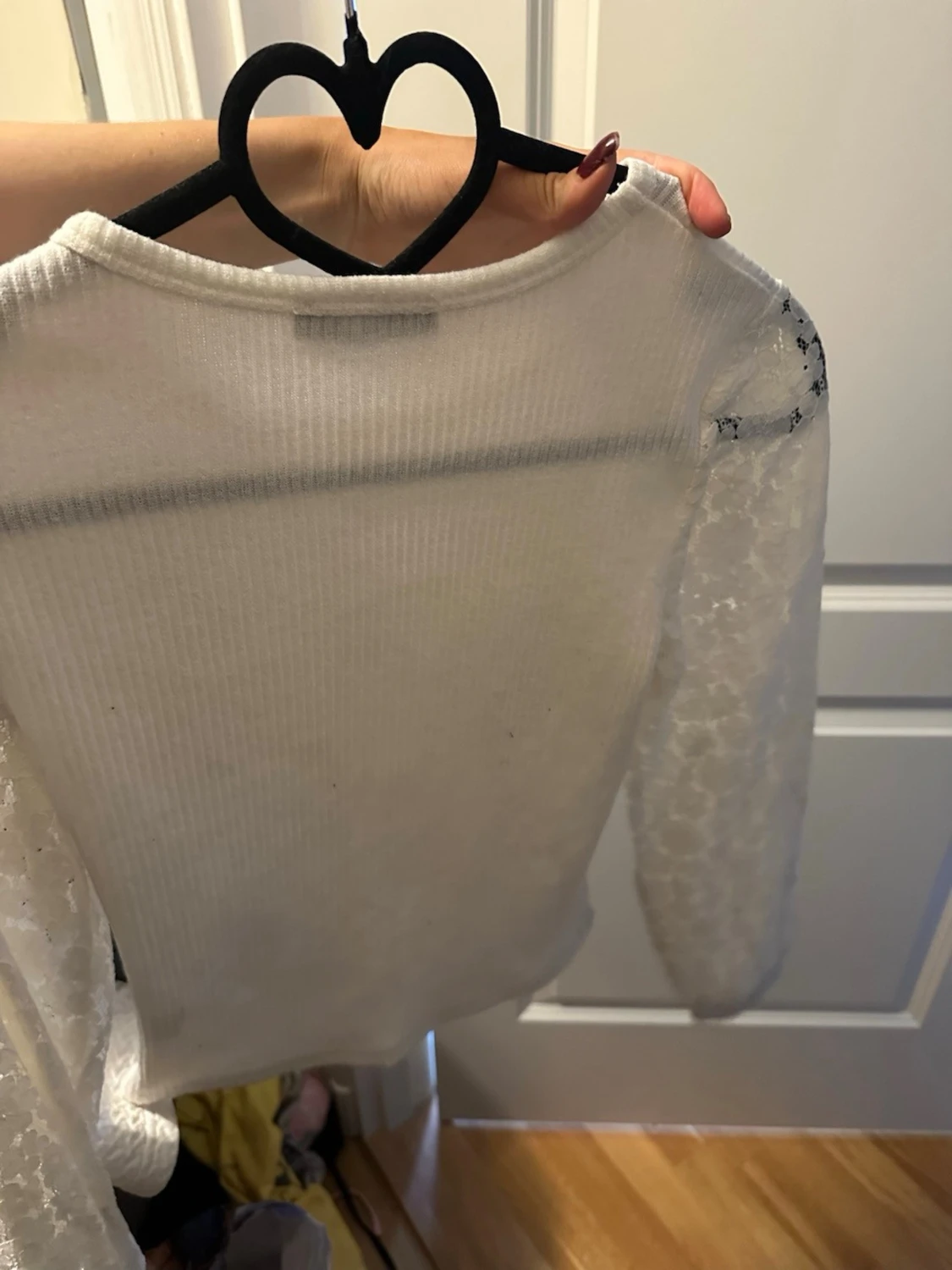 Vit ribbad topp med spetsärmar från SHEIN - 1