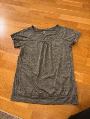 Träningstopp - Träningstopp från H&M i storlek S. 