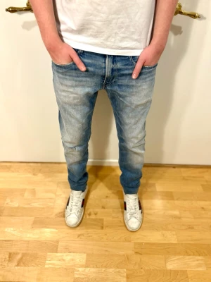 Replay anbass jeans - denim fade slim fit - Säljer dessa otroligt feta och eftrertraktade replay anbass jeans. Jeansen är i ljusblå denim material med mycket stilren och naturlig fade längs benen. Jeansen är i mycket bra skick med ett diskret slitage på vänstra benet som redan fanns vid köp. Jeansen är i storlek 33/34 men passar även folk med mindre storlekar! Bara att skriva vid minsta fundering!