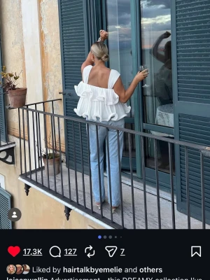 Vit volangblus från NA-KD - Supersöt vit blus från NA-KD med breda axelband och flera lager volanger. Blusen är plisserad och har en luftig, flowy passform som känns perfekt för varma dagar. Materialet är lätt och känns riktigt fräscht på sommaren. Från lojsan wallins collection. Nypris ca 599kr 