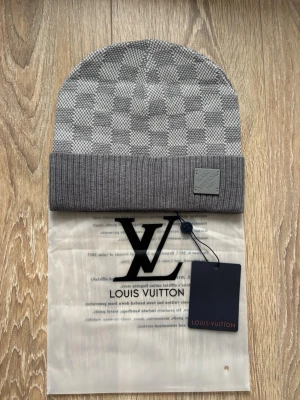 Louis V mössa - Helt ny grå Louis V mössa. Finns fler spännande artiklar på profilen!!