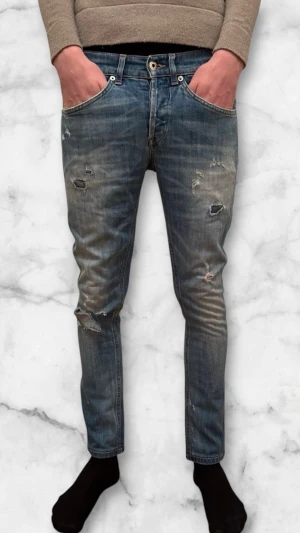 Dondup Jeans George - Dondup Jeans George trendigaste jeansen på marknaden. Skick 9,5/10 Nypris runt 4000kr Säljs för 1049kr(Modellen har orginala slitningar ifrån fabriken vilket är väldigt eftertraktat och populärt)