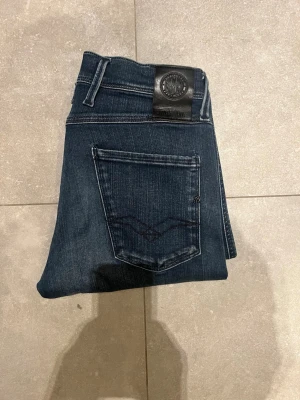 Replay anbass  - Tjena, säljer nu dessa riktigt snygga Replay anbass i Stl W30 L34 . Dom är i riktigt bra skick. Nypris 1600✅Vid minsta funderingar så är det bara att höra av sig//Allt gott