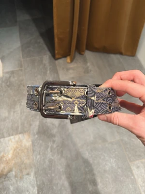 Dubbel håls bälte - Vet inte vad det är för märke men jag köpte den i Japan och den har koi fisk design 