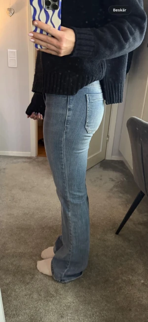 Ljusblå bootcut jeans - Säljer ett par ljusblå jeans med bootcut passform och klassiska fem fickor. Jeansen har en snygg tvätt och sitter tajt över låren för att sedan bli vidare nedtill. Perfekta till sneakers eller boots och riktigt sköna att bära hela dagen. Jeansen passar storlek 36 och 38! 