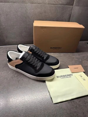 Burberry skor  - Säljer nu sprillans nya Burberry skor som är as snygga. Skorna är i storlek 43 och allt medföljer som syns på bilderna, tags, box, dustbag mm