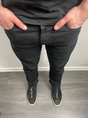 Levis Jeans - Svarta levis jeans - W30 L32 - Skick 9/10 - Modell är 502 - Hör av er vid minsta fundering!