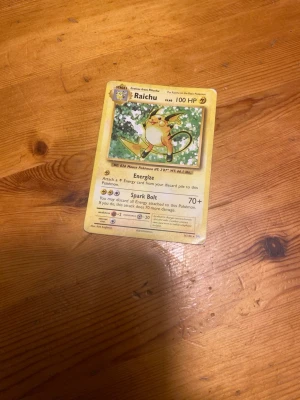 Raichu Pokémon kort - Bilden visar ett Pokémonkort med Raichu, pris kan diskuteras