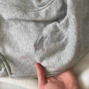 Grå burberry zip hoodie - Helt ny grå burberry zip hoodie storlek S 