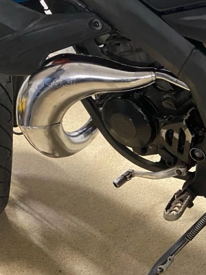 Turbokit avgassystem | Derbi - Ett högvarvigt ”trimrör” ifrån Turbokit. Nypris ca 3000kr. Väldigt bra effekt på mopeden med bara själva röret. Passar Derbi