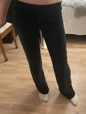 Mörkblå bjukisbyxor  - Mörkblå mjukisbyxor med snöra, lite slitna ned till