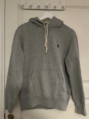 Ralph lauren  - Säljer en ralph lauren hoodie med en bra passform. Den är i färgen grå och i bra skick. Storlek S. Hör av dig vid frågor eller funderingar.
