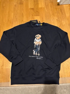 Mörkblå sweatshirt Polo Bear Ralph Lauren Storlek L - En helt ny Ralph Lauren sweatshirt Storlek L fraktar alltid samma dag eller dagen efter