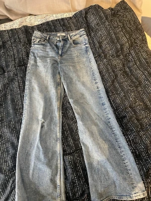 Snygga jeans från Gina mid waist - Ett par perfect jeans från Gina tricot dom är straight också( har gjort lite hål i dom med mening men dom är snygga ändå)