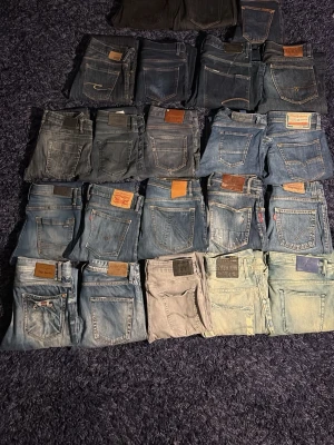 UNDER 250kr/st‼️ - Nu säljer jag av många av jeans som inte passar eller som vill hitta nytt hem. Märken som acne, Nudie, Ralph lauren och Levis finns i bulken. Kontakta mig för enskilda byxor så löser jag bilder och mått m.m. Så hör gärna av er vid funderingar!