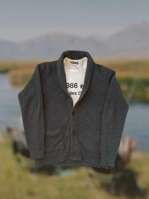 Mörkgrå stickad kofta dressman - Mysig mörkgrå stickad kofta från dressman. Två praktiska fickor framtill och ribbad struktur ger en chill och stilren look. Perfekt för lager på lager under kyliga dagar. :::::priset kan diskuteras vid snabb affär:::::::