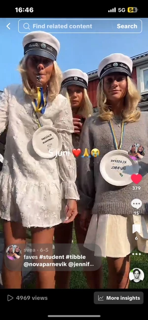 Vit kort studentklänning med blommor - Superfin vit kort klänning med blommiga broderier och volanger. Klänningen har långärmade ärmar med puff och en öppen rygg med snörning. Perfekt för student eller sommarens festligheter. Söt och trendig look! Den till vänster storlek 34