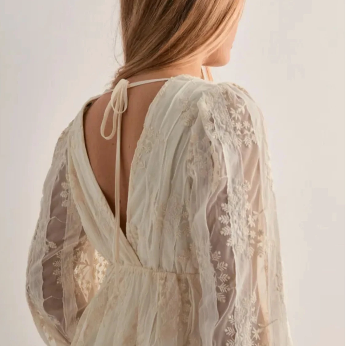 Vit spetsblus med öppen rygg - 2