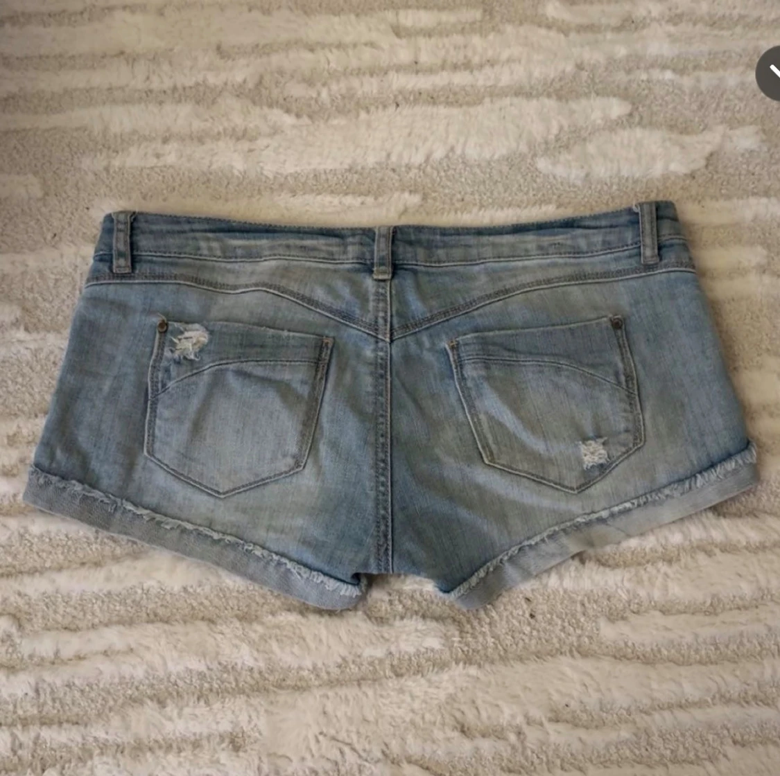 Ljusblå denimshorts med knappar - 4