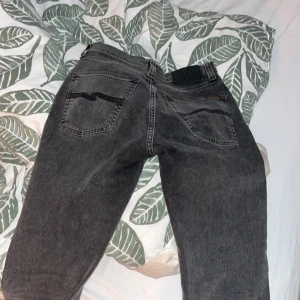 Svarta Nudie Jeans skinny 27/30 - Ett par nudie jeans aldrig använda helt ny skick sitter tight.