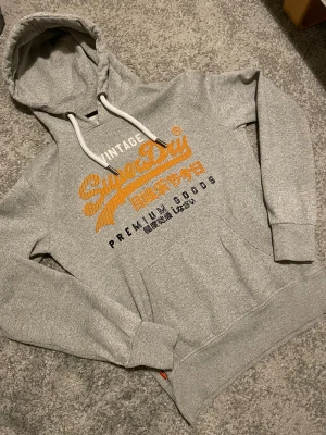 Grå Superdry hoodie S  - Fräsch hoodie i jätte bra skick, XS men passar mer som S.
