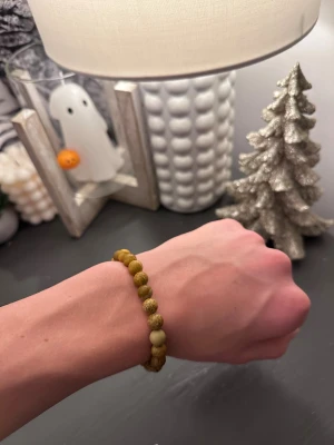 Brunt pärlarmband med natursten - Tja säljer fler olika färger på armband. Dem är helt nya och är i strechigt material men stretcha inte ut det för långt.
