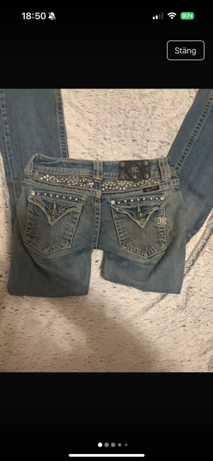 Miss Me jeans - midjemått : 32cm innerbenslängd : 84cm finns en liten fläck (syns på bilden) gylfen har åkt ner lite på mig för att dom blivit för små för mig därför satt jag ditt en nyckel ring som höll som uppe för mig men den går ju självklart att bara ta bort