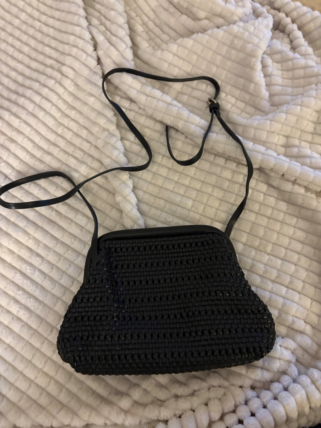 Svart axelväska med justerbart band