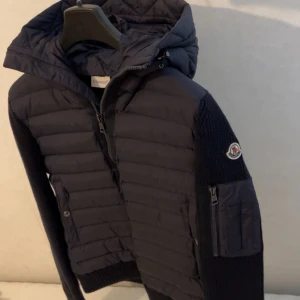 Moncler cardigan svart - Snygg svart moncler cardigan nu till salu där jag tyvärr inte använder den längre ,väll omhändertagen och varm av sig , de bara att höra av sig vid frågor eller funderingar , kan även mötas i södra Stockholm 