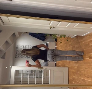 Jeans från Nelly  - Säljer nu mina fina jeans från Nelly då de inte kommer till användning, har används ca 4 gånger, som nya förutom att de har en skada långt ner vid benet se bild 5. 