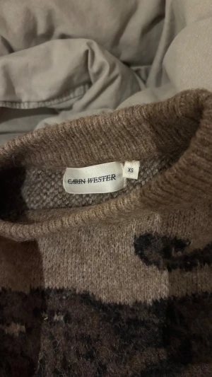 Stickad tröja från Carin Wester - Säljer denna super fina stickade tröja från Carin Wester. Endast använd två gånger, super fint skick! Storlek xs. Hör av er vid frågor!💕