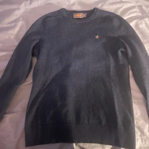 Mörkblå merinoullströja Morris XS - Snygg mörkblå tröja från Morris i 100% merinoull. Klassisk rund hals och diskret logga broderad på bröstet. Långärmad och med ribbade muddar vid ärmslut och nederkant. Perfekt för dig som gillar stilrena och bekväma plagg. Storlek xs men passar s. Använd max tre fyra gånger, mycket bra skick.
