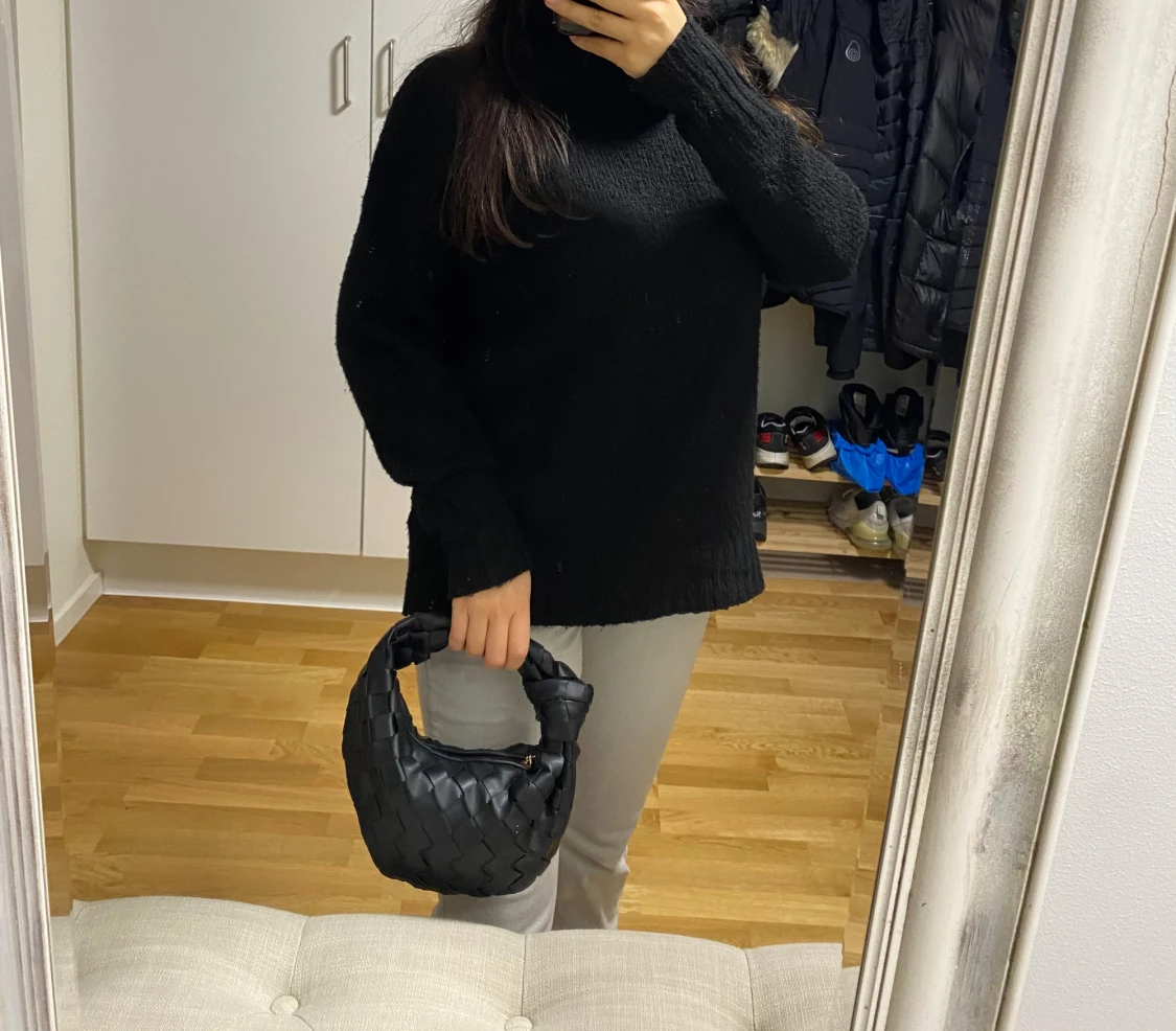 Svart flätad axelväska i skinn - 1