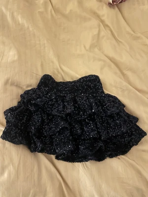 subdued glittrig kjol - Glittrig/Paljett mini volangkjol från subdued