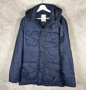 J.Lindeberg Jacka | S - J.Lindeberg Vinterjacka | Snygg jacka i grymt skick | Inget smuts; bara ljusets reflektion | INGA BYTEN | Fraktar spårbart eller möts upp i Täby