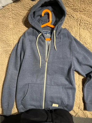 Blå hoodie med dragkedja från Blend - Rensar ut min garderob, alltså vissa kläder som är väll använda vissa är knappt använda, storlek ser ni. Väldigt bra pris på allt så köp boundell om ni vill!! Hör av vid frågor 