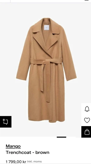 Lång kappa - Snygg beige kappa från Mango med klassisk krage och bälte i midjan. Jackan har långärmad design och stilren look som passar perfekt till höst och vinter. Materialet är mjukt och ger en exklusiv känsla. Perfekt för dig som gillar minimalistisk stil.