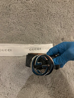 Bälte  - Säljer ett  bälte i nytt skick du får med ett fodral och en pinne du kan göra hål med 