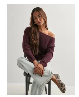 Burgundy offshoulder stickad tröja - Hittade ingen bättre bild på tröjan! Har bilder på den fast i rosa💗💗